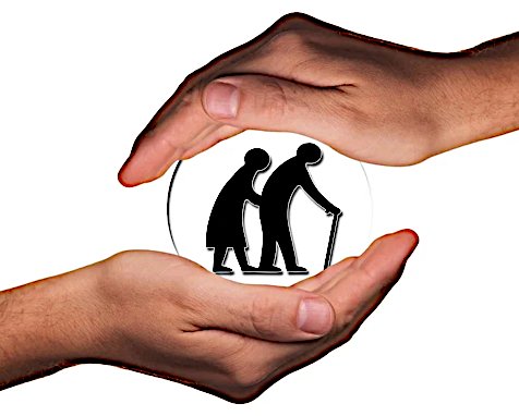 2 Hände schützen ein älteres Paar